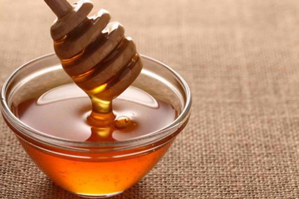 عسل به درمان پوست سر کمک می‌کند