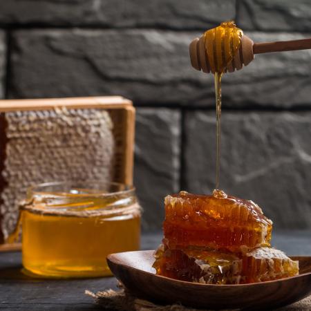 خرید عسل طبیعی با پایین ترین قیمت در قم